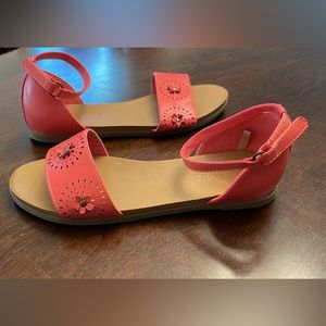 Beautiful coral sandals, with flower details, size 3 kids